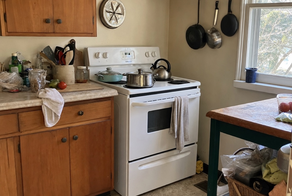 A well used electric range in a Baltimore, MD kitchen, one of the home appliances Doctor Maintenance technicians diagnose and repair on weekday visits
